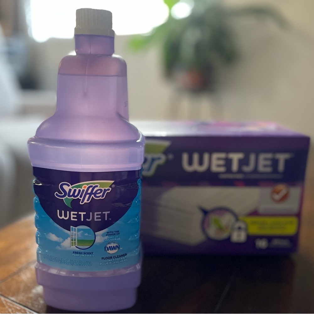 Swiffer WetJet Cleaning Solution (Fresh Scent; 42.2 Fl Oz) + (16ct) Mopping Pads